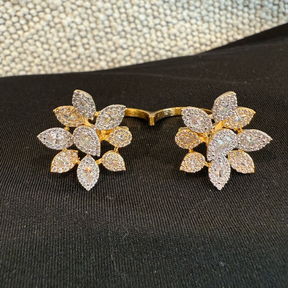 Elegant Gold and Silver Leaf Ring